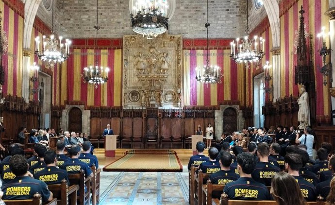 El alcalde de Barcelona, Jaume Collboni, ha presidido el acto de bienvenida a 60 nuevos Bombers de la ciudad.