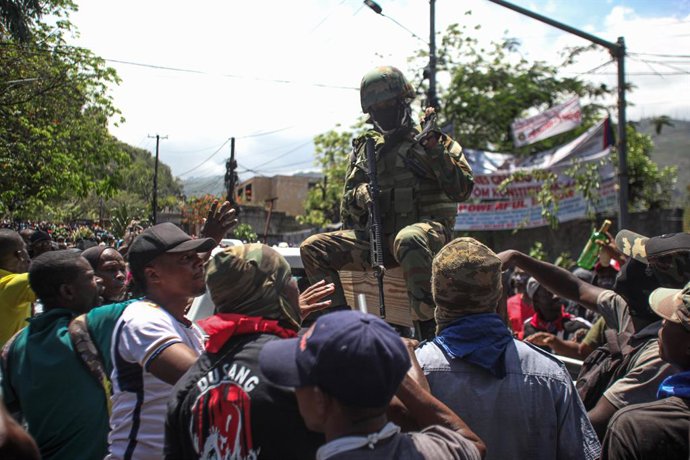 Archivo - Arquivo - 02 de abril de 2025, Haiti, Porto Príncipe: Manifestantes saem às ruas para protestar contra a insegurança e a violência das gangues em Porto Príncipe. Foto: Patrice Noel/ZUMA Press Wire/dpa