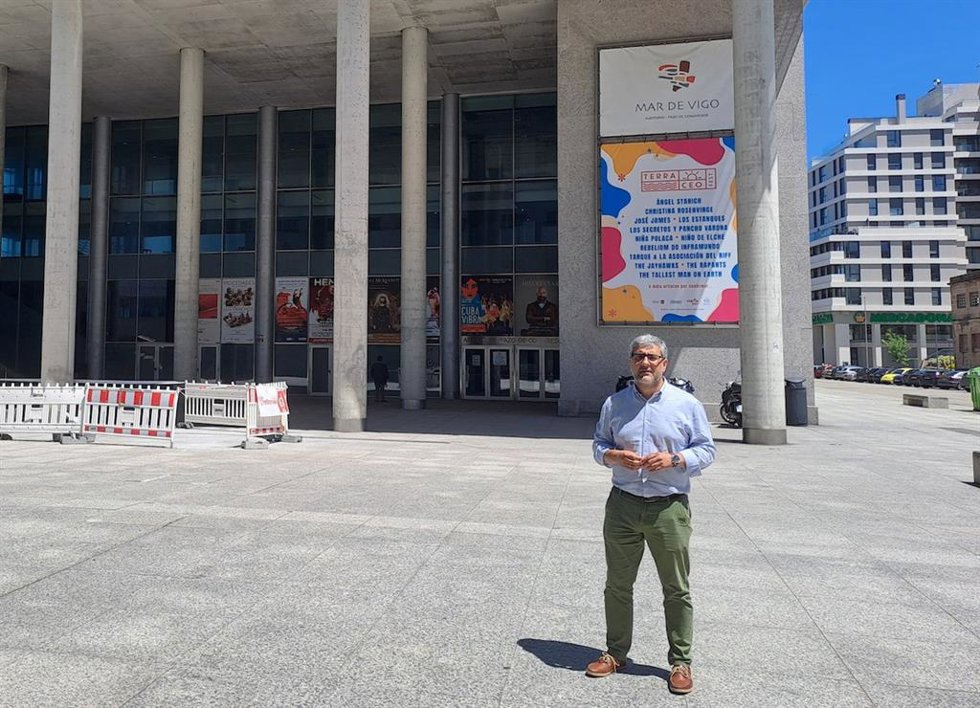 Miguel Martín ante el Mar de Vigo.