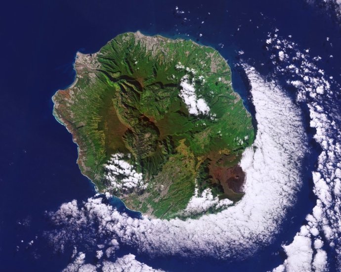 ESA divulga imagem mostrando nuvens sobre a Ilha da Reunião que parecem um sorriso
