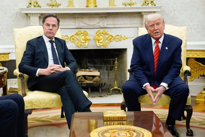 Archivo - 13 de março de 2025, Washington, Distrito de Columbia, EUA: O presidente dos Estados Unidos, Donald Trump, reúne-se com Mark Rutte, secretário-geral da Organização do Tratado do Atlântico Norte (OTAN), à esquerda, no Salão Oval da Casa Branca, e