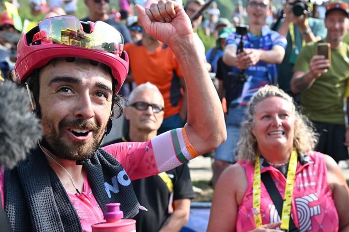 Ben Healy (EF) celebra el maillot amarillo en una décima etapa del Tour de Francia, disputada entre Ennezat y Le Mont-Dore (Puy de Sancy) sobre 165,3 kilómetros, ganada por el ciclista británico Simon Yates (Visma)