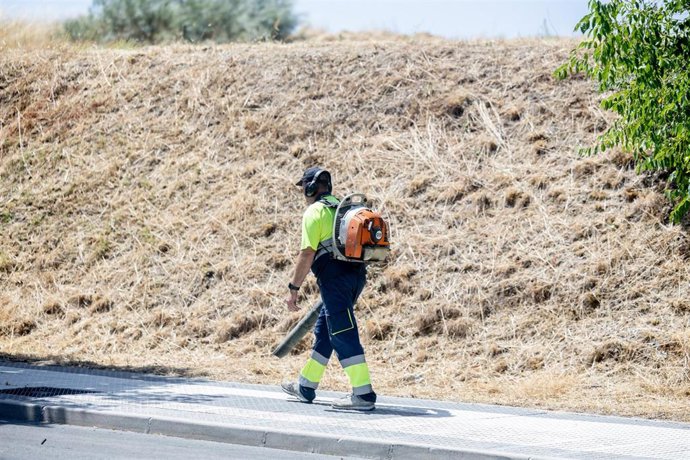 Una persona trabaja al aire libre, a 4 de julio de 2025, en Madrid (España). 