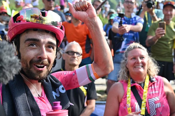 Ben Healy (EF) comemora a conquista da camisa amarela na décima etapa do Tour de France, entre Ennezat e Le Mont-Dore (Puy de Sancy), com 165,3 quilômetros, vencida pelo ciclista britânico Simon Yates (Visma).