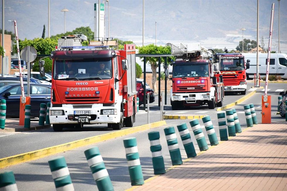 Archivo - Bomberos del Poniente en el acceso al Hospital Universitario Poniente de El Ejido (Almería).