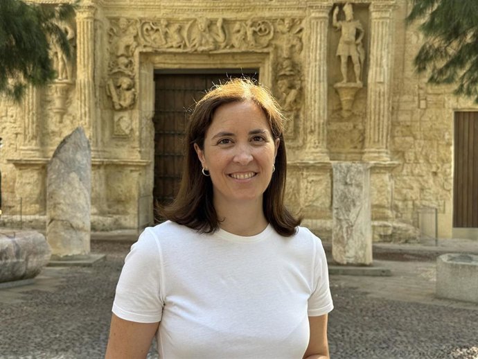 La senadora popular Cristina Casanueva a las puertas del Museo Arqueológico de Córdoba.