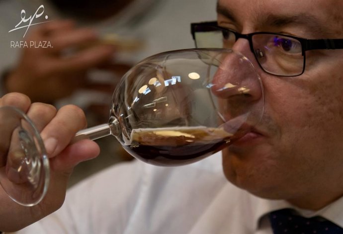 Carlos Manuel Moreno prueba un vino durante un maridaje.