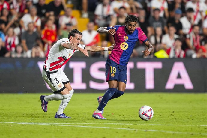 Archivo - Lamine Yamal of FC Barcelona and Pep Chavarria of Rayo Vallecano in action during the Spanish league, La Liga EA Sports, football match played between Rayo Vallecano and FC Barcelona at Vallecas stadium on August 27, 2024, in Madrid, Spain.