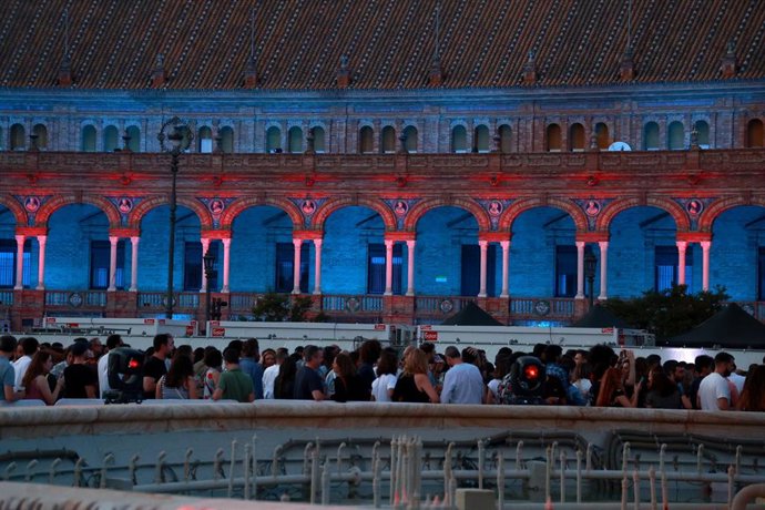 Archivo - Espectadores disfrutando de un concierto en el Icónica Santalucía Sevilla Fest. Imagen de archivo. 