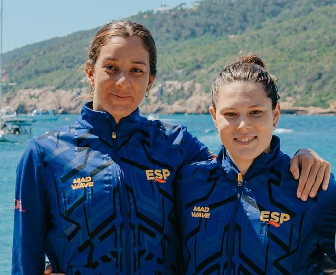 Archivo - Las españolas María de Valdés y Ángela Martínez, debutantes en aguas abiertas en Singapur 2025