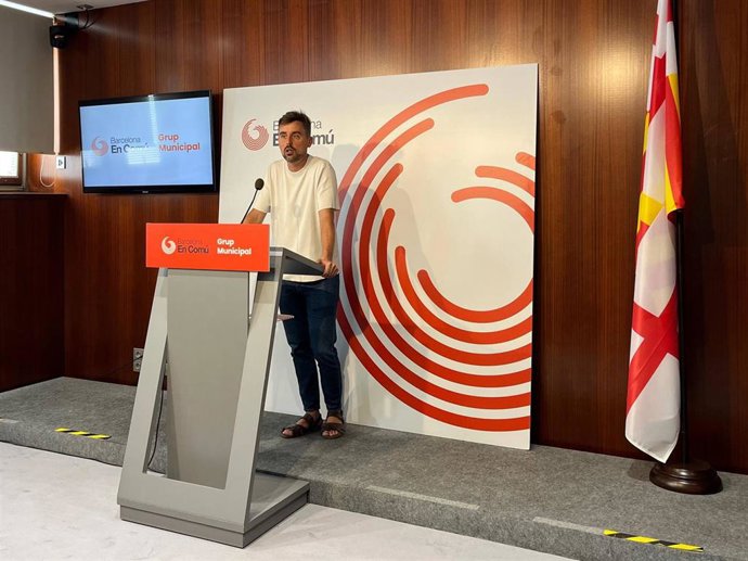 El concejal de BComú en el Ayuntamiento de Barcelona, Marc Serra, en rueda de prensa.