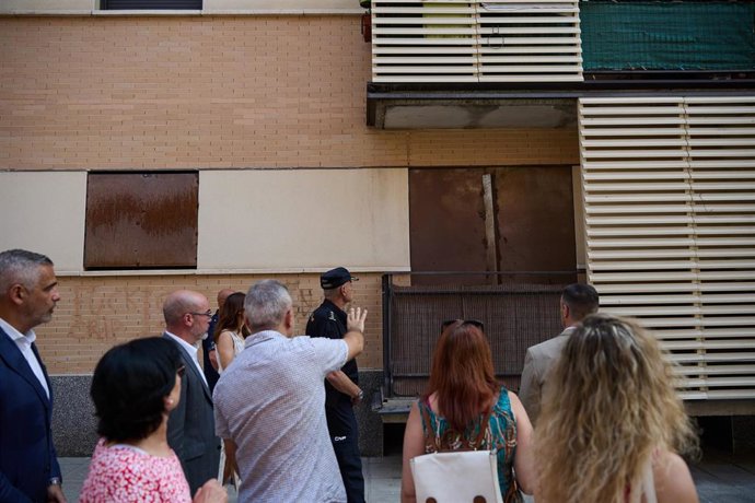 El delegado del Gobierno en Madrid, Francisco Martín (2i), durante una visita a las viviendas sociales de la avenida Carmen Laforet, a 1 de julio de 2025, en Torrejón de Ardoz, Madrid (España).