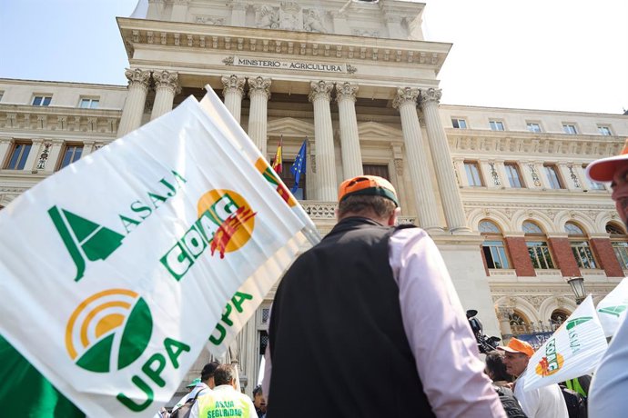 Archivo - Varias personas durante una concentración de cerealistas de las principales regiones productoras de España, frente al Ministerio de Agricultura, a 4 de junio de 2025, en Madrid (España). Las organizaciones profesionales agrarias ASAJA, COAG y UP
