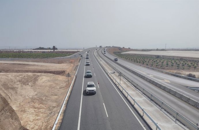 Abierto al tráfico el nuevo puente sobre las vías del AVE en Balsicas