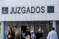 La juez levanta la imputación a periodistas por informar del caso contra el fiscal general y les cita como testigos
