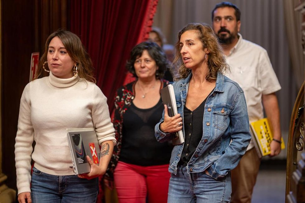 Archivo - La diputada de la CUP en el Parlament, Laia Estrada (d), en el Parlament.