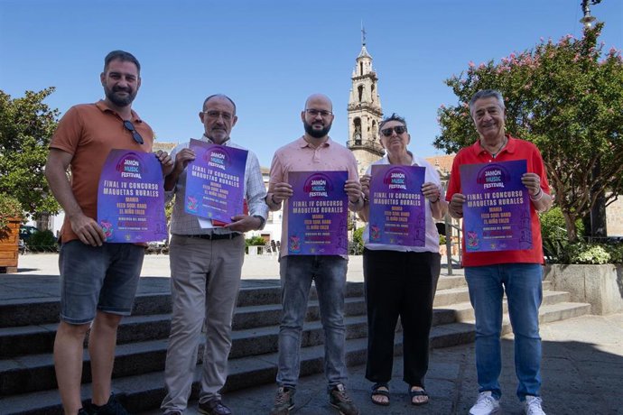 González (dcha.), en la presentación de los finalistas del IV Concurso de Maquetas Rurales 'Ciudad de Hinojosa'.