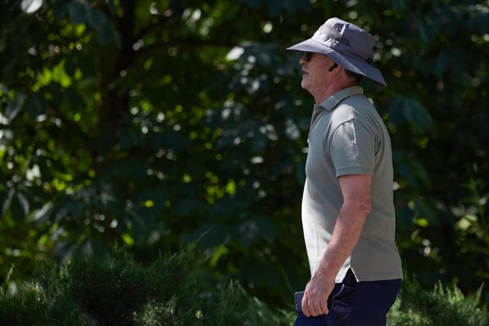 Archivo - Un hombre pasea por un parque durante una jornada de calor.