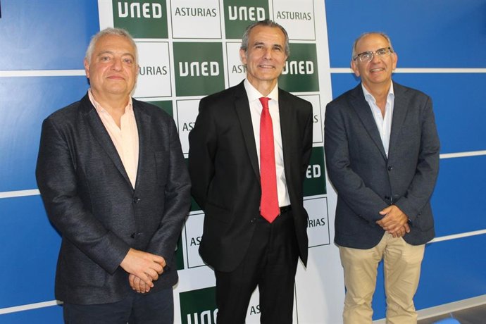 Emilio Álvarez-Arregui, Juan Carlos Menéndez Mato y Miguel González Lastra.