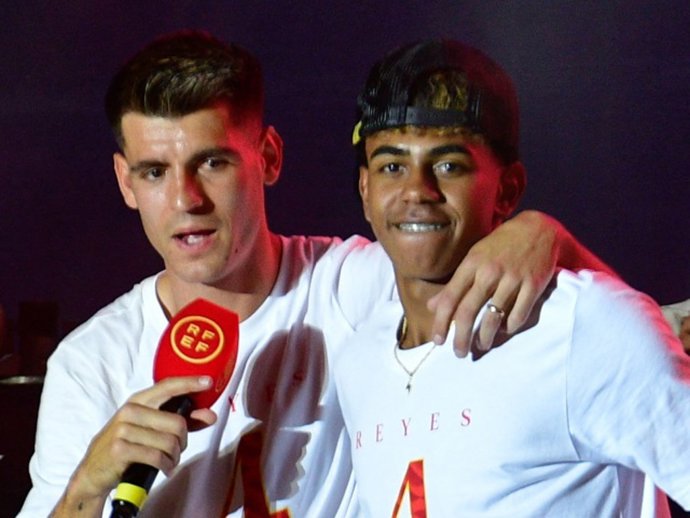 Archivo - Álvaro Morata y Lamine Yamal durante la celebración de la victoria en la Eurocopa de la selección española de fútbol, a 15 de julio de 2024, en Madrid (España)