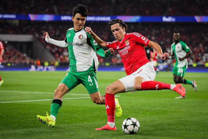 Archivo - El lateral español Álvaro Carreras (derecha), en un partido con el Benfica en la Champions League 2024-25.