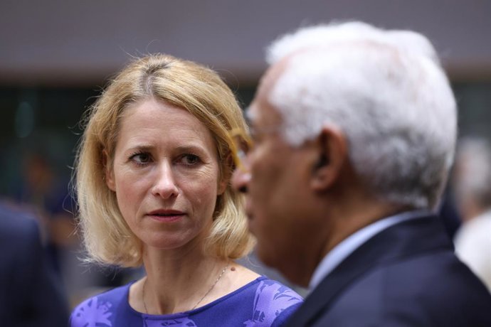 HANDOUT - 26 June 2025, Belgium, Brussels: Vice-President of the European Commission Kaja Kallas and President of the European Council Antonio Costa speak to each other ahead of the European Council meeting to discuss ongoing developments in Ukraine and t