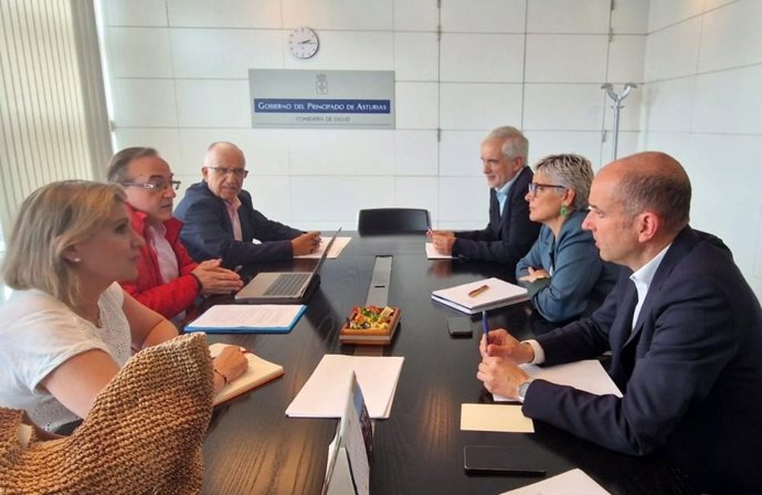 La consejera de Salud, Concepción Saavedra, se ha reunido este lunes con representantes del Sindicato Médico Profesional de Asturias (Simpa), del Sindicato de Enfermería de Asturias (Satse) y de CC.OO.