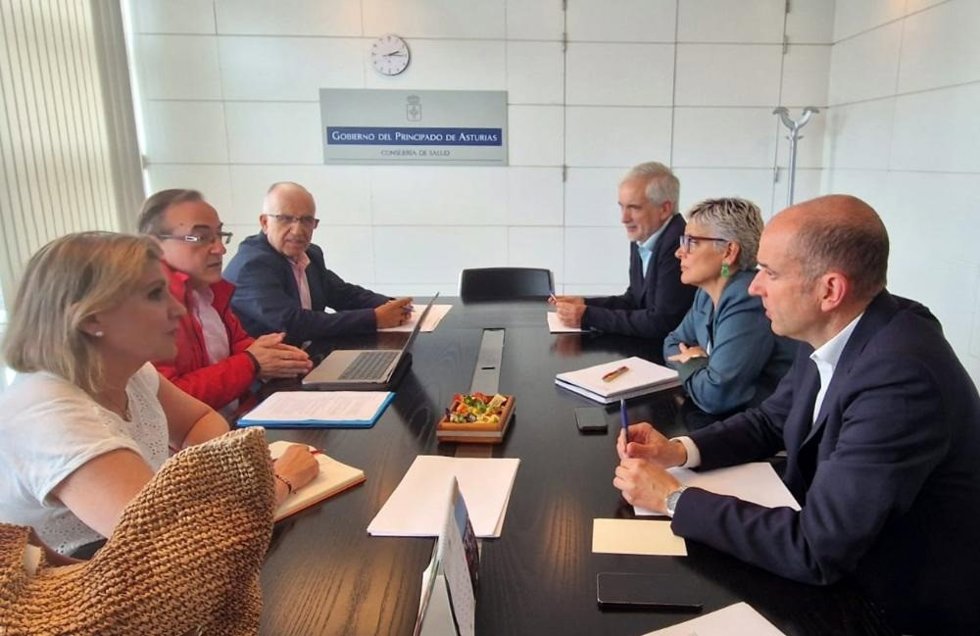 La consejera de Salud, Concepción Saavedra, se ha reunido este lunes con representantes del Sindicato Médico Profesional de Asturias (Simpa), del Sindicato de Enfermería de Asturias (Satse) y de CC.OO.