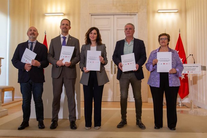 Archivo - La presidenta de la Comunidad de Madrid, Isabel Díaz Ayuso, firma con los sindicatos CCOO, UGT, CSIF y CSIT-Unión Profesional el nuevo convenio para el personal funcionario y laboral al servicio de la Administración regional.