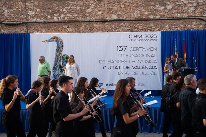 Quince entidades musicales de pueblos afectados por la dana abren el Certamen de Bandas de València en La Torre
