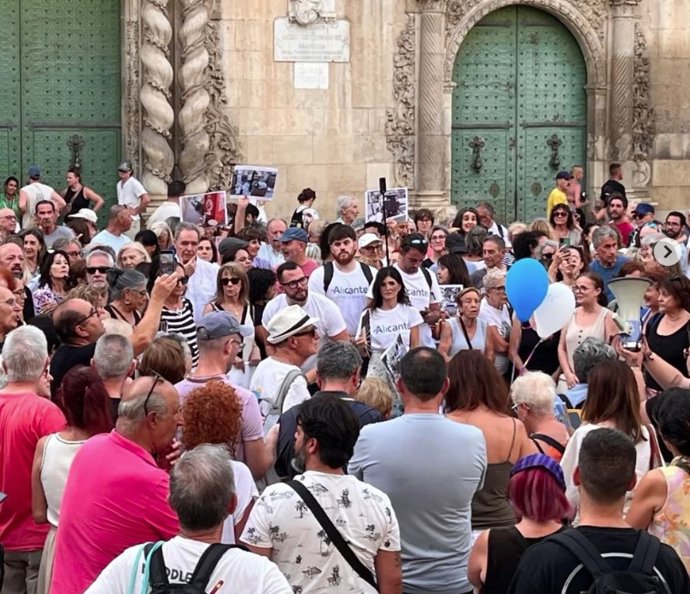 Una protesta simbólica llena de bolsas de basura la plaza del Ayuntamiento ante la "suciedad" de la ciudad