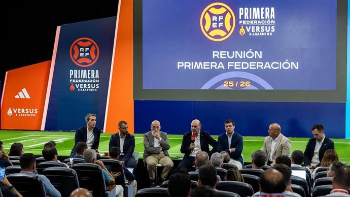 Reunión de la RFEF, con la presencia de Rafael Louzán y Javier Tebas, con los clubes de Primera y Segunda Federación.