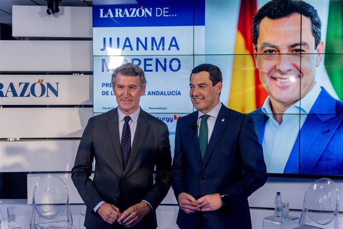 El presidente del Partido Popular, Alberto Núñez Feijóo, presenta al presidente de la Junta de Andalucía, Juanma Moreno, en el encuentro organizado por La Razón, a 14 de julio de 2025, en Madrid (España).