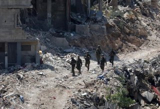 Archivo - TULKARM, June 11, 2025  -- Israeli soldiers walk on a street during an Israeli operation in Tulkarm refugee camp, northern West Bank, on June 11, 2025. The UN Office for the Coordination of Humanitarian Affairs (OCHA) said Israeli operations int