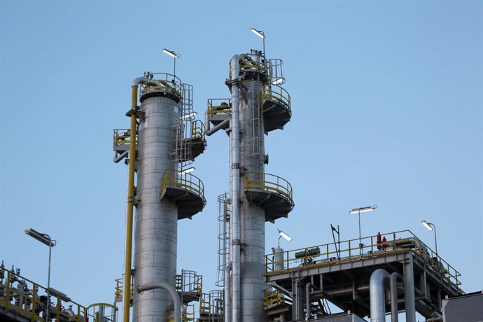 Archivo - Imagen de archivo de un yacimiento de gas en Irak