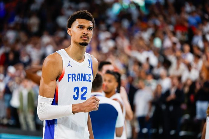 Archivo - Victor Wembanyama, da França, comemora após vencer a partida de basquete da semifinal masculina entre França e Alemanha na Arena Bercy durante os Jogos Olímpicos de Paris 2024 em 8 de agosto de 2024 em Paris, França.