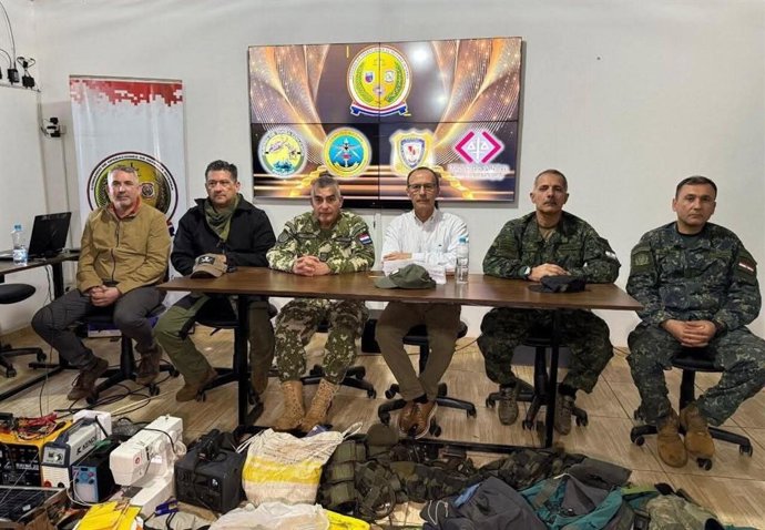 Autoridades do Comando de Operações de Defesa Interna do Paraguai em uma coletiva de imprensa.