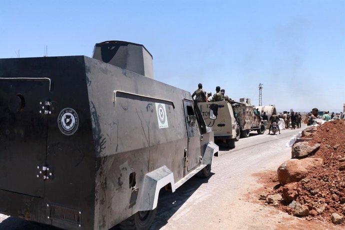 SWEIDA, 14 de julho de 2025 -- Militares sírios são vistos durante um destacamento na zona rural ocidental da província de Sweida, no sul da Síria, em 14 de julho de 2025. Pelo menos 89 pessoas foram mortas e cerca de 200 outras ficaram feridas nos último