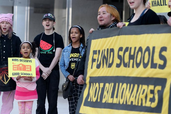Archivo - March 13, 2025, Washington, District of Columbia, USA: Protesters hold signs during a rally in front of the Department of Education to protest budget cuts. The Trump administration and DOGE announced on Tuesday it is planning to cut about half o