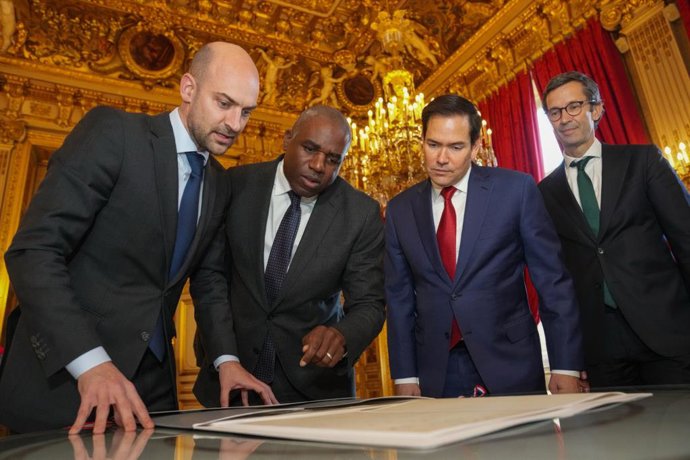 Archivo - April 17, 2025, Paris, France: U.S Secretary of State Marco Rubio, 2nd right, and E3 Foreign Ministers view a Treaty from 1783 between the USA and France gifted him by the French government at the Quai D'Orsay, April 17, 2025 in Paris, France. L