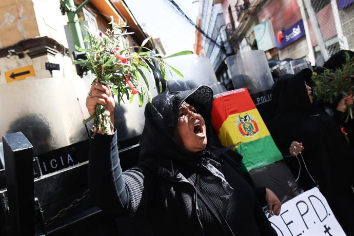 Archivo - Arquivo - 4 de junho de 2025, La Paz, Bolívia: A polícia de choque bloqueou os manifestantes do lado de fora do Palacio Quemado, o antigo palácio presidencial.