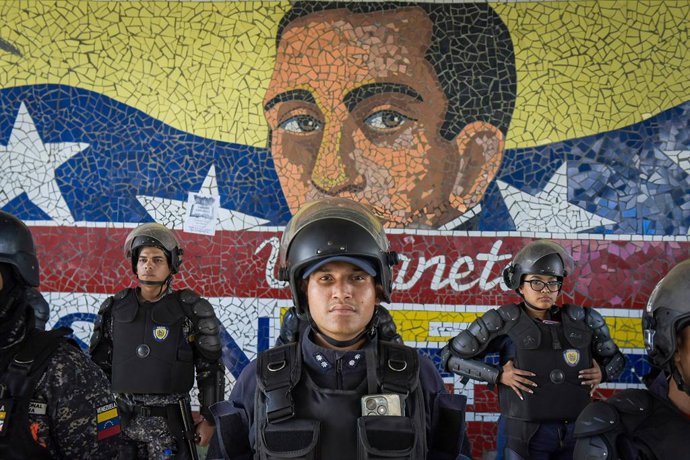 Archivo - Arquivo - 31 de julho de 2024, Caracas, Venezuela: Membros da polícia venezuelana patrulham as ruas da capital venezuelana, como uma medida tomada pelo governo de Nicolas Maduro que busca patrulhar as ruas de todo o país. Centenas de pessoas m
