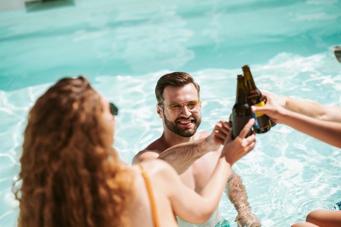 Archivo - Amigos en la piscina en verano.