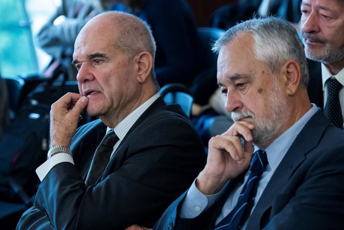 Archivo - Los expresidentes socialistas andaluces José Antonio Griñán (d) y Manuel Chaves, escuchan al abogado de éste Pablo Jiménez de Parga durante su intervención hoy en la sala de la Audiencia de Sevilla, con la que se ha abierto el turno de las defen