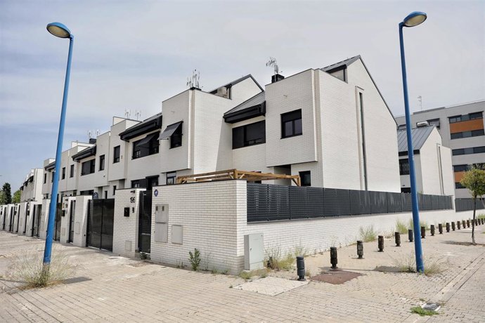 Archivo - Fachada de viviendas.