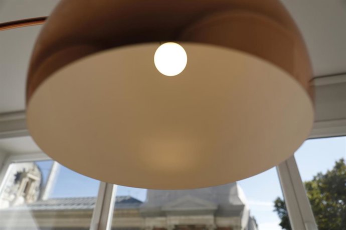 Archivo - Una lámpara encendida, a 28 de octubre de 2021, en Madrid (España). El Índice de Precios de Consumo (IPC) subió un 2% en octubre en relación al mes anterior y disparó su tasa interanual hasta el 5,5%, lo que supone 1,5 puntos por encima de la ta
