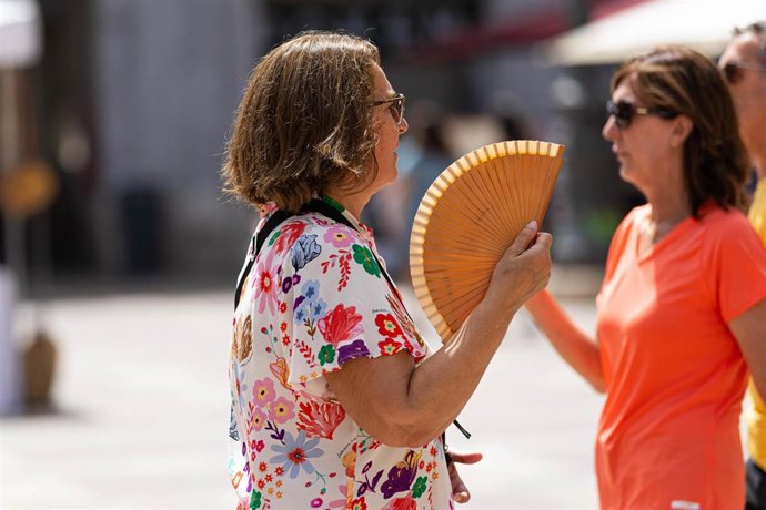 Archivo - Una mujer con un abanico, a 11 de julio de 2023, en Palma   