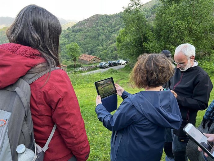 Imagen del uso de la aplicación PoblARte en un paisaje de Belmonte.