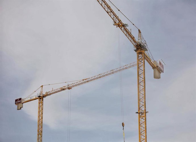 Archivo - Arquivo - Un guindastre de construción, o día en que anunciaron que a compravenda de vivendas rexistrou no mes de marzo o seu mellor dato en 15 anos, a 20 de maio de 2022, en Madrid (España). Segundo informou hoxe o Instituto Nacional de Estatís