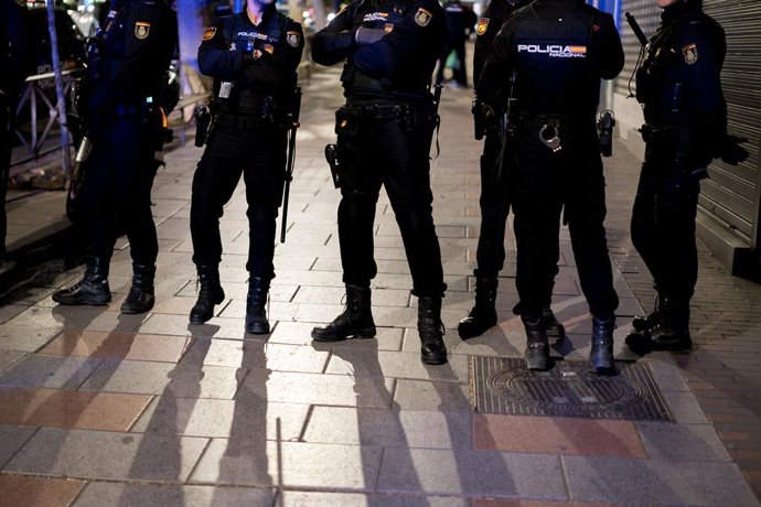 Archivo - La Policía Nacional trabaja en la zona donde los candidatos Rocío Monasterio y Ortega Smith realizarán la pegada de carteles de Vox Madrid de cara al 28M, a 11 de mayo de 2023, en Madrid (España). Esta noche comienza de forma oficial la campaña 